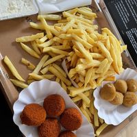 Vegan bami balls, vegan cheese balls, vegan aioli  at De Frietketel in Ghent