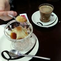 vegan flan & coffee with soymilk at Pato Beikin in Valencia
