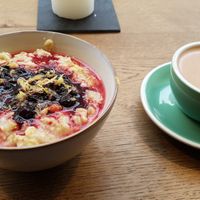 Vegan porridge and hot chocolate at Bowl Market in Copenhagen