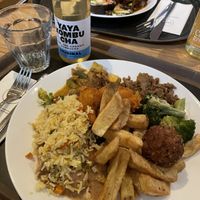 Kombucha and a vegan options plate from the buffet  at Spirit in Rotterdam
