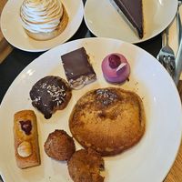 Financier witte chocolade framboos, kokosmakroon choco chip, snickert, kersen amazake wagashi, bitterbal met seitan (2x) bananen pannekoekjes

Chocolade frambozentaart + citroen me at Spirit in Rotterdam