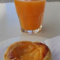 Zumo de naranja y pastel de nata at Zarzuela in Lisbon