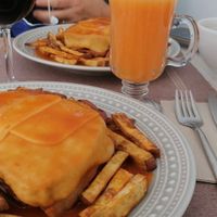 Opção vegan: Francesinha com batata doce, salada e sumo natural do dia. at Kansha in Fatima