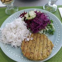 Burger de grão com arroz e salada at Kansha in Fatima