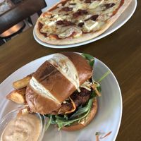 Vegan jackfruit burger and vegetarian cheese pizza at Martens hus in Nykoping