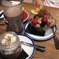 Budino di frutta e semi di chia con frappé al cioccolato fondente  at Flax & Kale - Sant Pere Mes in Barcelona