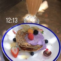 Pancakes con frutta e yogurt di soia, con frullato  at Flax & Kale - Sant Pere Mes in Barcelona