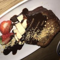 Torta con topping al cioccolato fondente e frutta  at Flax & Kale - Sant Pere Mes in Barcelona