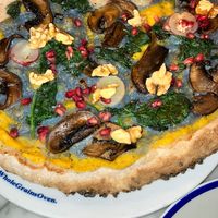 Pizza de queso vegano azul con champiñones, uvas y nueces  at Flax & Kale - Sant Pere Mes in Barcelona