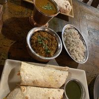 2x vegane Kathi-Rolle. Topf oben: sambar, Topf unten: black Chan Masala vegan   at Chana Masala in Koh Phangan