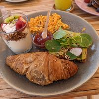 The rest of the brunch plate (scrambled Tofu, avocado toast, croissant with jam and Joghurt) at Aloha Cafe in Sesimbra