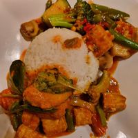 Heerlijk gegeten.  Dit is rijst, rode curry er stir fry. at Cho Fah Eathai in Groningen