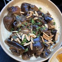 Hummus with muchrooms at Juuls Hummus in Utrecht