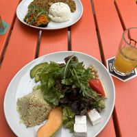 Linsen-Mago-Cocos-Curry (oben) + Salatteller (unten)  at Mandala in Ravensburg