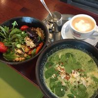 Spinach coconut milk soup and vegan crunchy tofu bowl at Weilands Wellfood in Berlin
