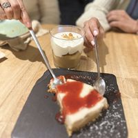 No hay mucha foto, pero porque había hambre y todo estaba tan rico que … fue imposible fotografiar nada. Un trato genial pese a llegar apunto de cerrar y petFriendly 💚  at Alive in Barcelona