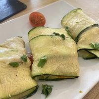 Rollitos de calabacín rellenos de calabaza y cebolla caramelizada 😋  at Alive in Barcelona