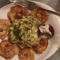 Los patacones estaban increíbles, el guacamole fresco y sabroso at La Cabra en el Tejado in Madrid