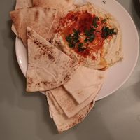 Hummus realmente buenísimo con un pan sin gluten riquisimo. at La Cabra en el Tejado in Madrid