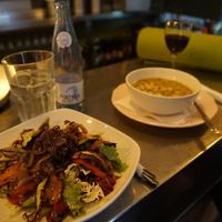 Menu del día 
Primeros :
Frijoles blancos con tomate fresco (#vegano y #sin gluten)
Ensalada de verduras a la plancha (vegano y sin gluten)
Polenta #ecológica con salsa de champiñones

Segundos:
Curry de verduras con fideos de arroz (vegano y sin gluten)
Tayín de pescado (sin gluten)
Tacos de pollo mechado

Postres:
Mousse de chocolate (sin gluten)
Tarta de semolina com naranja  at La Cabra en el Tejado in Madrid