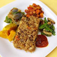 今天的午餐😋圆缘素食 #素食 
糯米饭+几样小菜，口蜜腹健💪
My healthy and delicious lunch. You wouldn’t think this is🌱 vegetarian foods. 😁 #chinatow at Yuan Yuan 圓緣素食 - Chinatown in Central Singapore