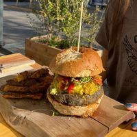 Hamburguesa con bastoncitos de camote  at Sapiens in Santiago