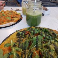 Our pizzas with the juices of the day at Sapiens in Santiago