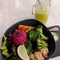 Buddha rock bowl and juice of the day at Sapiens in Santiago
