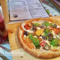 Jueves de Pizza at Sapiens in Santiago