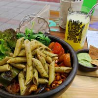 Buddha Bowl Mediterráneo (I switched from salsa de aceitunas to salsa mexicana) and juice with pineapple and ginger at Sapiens in Santiago