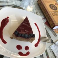 Cheesecake berries: Base de almendras y dátiles. Raw at Sapiens in Santiago