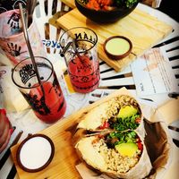 Wrap with hummus, quinoa, avocado and veggies. Delicious and very big 👍🏼 at Sapiens in Santiago