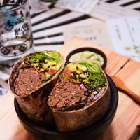 Burrito Lens; albóndiga de lenteja, arroz de coliflor a la cúrcuma y quinoa roja, palta, tomate, champiñones, mix verde y salsa de cilantro. at Sapiens in Santiago