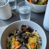 Plat vegan hyper bon !! 🌱 La déco est trop trop belle, on se sent très bien dans cet endroit 😊 (13,5€ le plat) at Cafe Folk in Le Mans