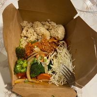 Spicy Chick'un Bowl
Soy meat marinated in a spicy & sweet Korean sauce - with onions & other mixed vegetables. Vegan version of Dakgalbi! Served with rice & topped with sesame seed at SaVeg Cafe in Calgary