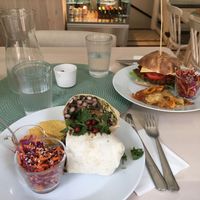 Burrito et burger. Beaux et bons!! Portions généreuses... 😃 at Truefood Cafe in Lund