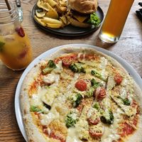 Pizza New Amsterdam (mit veganer Hollandaise) und Burger Barbie Kuh (mit Potato Dippers und Sweet Onion Mayo) at Froindlichst - Daimlerstr in Hamburg