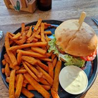 Tagesburger "Cheezy" mit Süßkartoffelpommes at Froindlichst - Daimlerstr in Hamburg