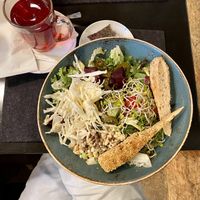Raw bowl and berry tea bag  at Hans im Glück  in Karlsruhe
