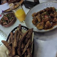 Schatje patatje, Buffalo cauliflower wings, no-chicken teriyaki at Foodbar Rauw in Enschede