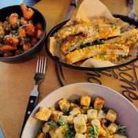 Left: cauliflower wings, right: corn ribs at Foodbar Rauw in Enschede