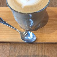 Latte, wahlweise mit Soja- oder Hafermilch!   at Aniis in Frankfurt