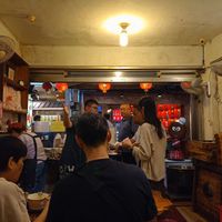 Inside of the restaurant, ample seating at JinZhi Hong Zao Su Rou Yuan in New Taipei City