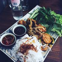 Rice paper rolls with faux meat, rice nooddlea and fresh veggies at Kimmade - Food Village in Utrecht