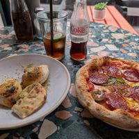Vegan pepperoni pizza and garlic bites at Purezza Camden in London