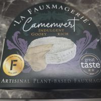 Un dels moltíssims formatges vegans que hi venen. Molt bo. També agrada als no vegans, comprovat. at Purezza Camden in London