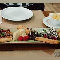 Tabla de quesos at Hakuna Matata Veggie in Madrid