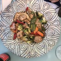 Heura con wok de verduras asadas at Hakuna Matata Veggie in Madrid