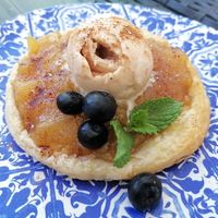 hojaldre de manzana con helado at Hakuna Matata Veggie in Madrid