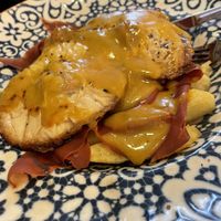 Huevos rotos con jamón (vegano todo)  at Hakuna Matata Veggie in Madrid